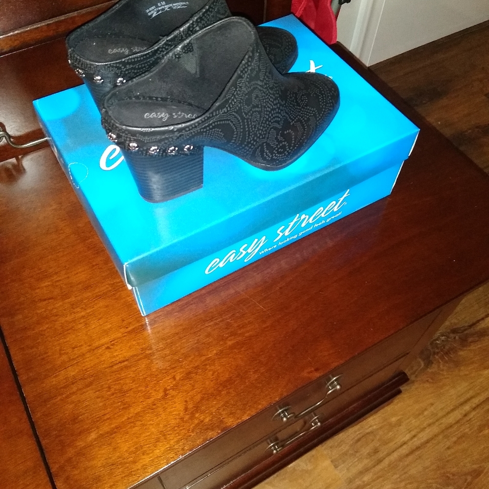 Black Clogs - image 3